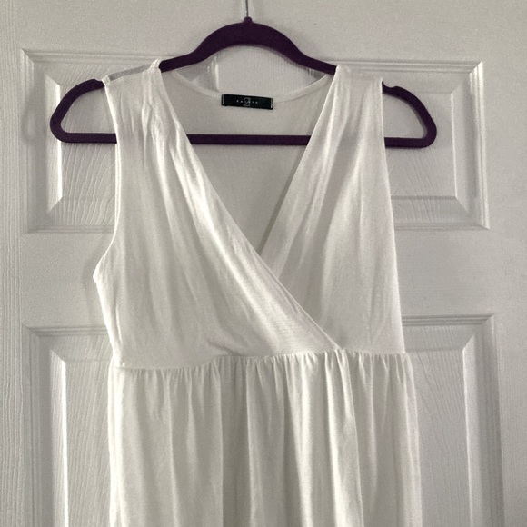 White babydoll sleeveless low cut shirt - Picture 1 of 3